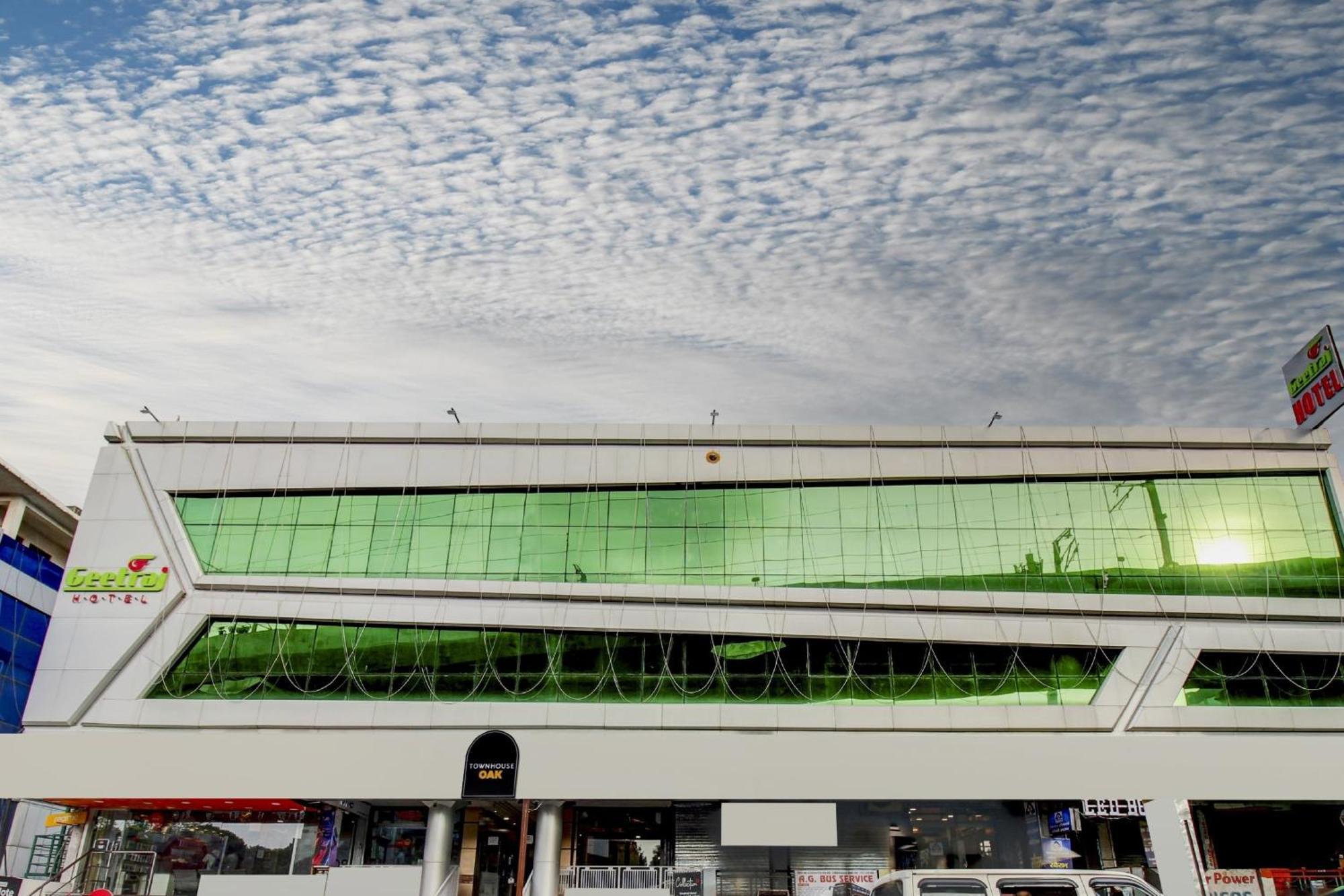 Townhouse Geetraj Near Shalimar Gateway Lucknow Hotel ภายนอก รูปภาพ